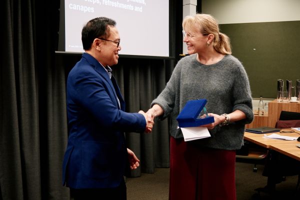 Head of School, Kristen Pammer, shakes hands with Imran Pampudi, Director of Vulnerable Group Health, Indonesian Ministry of Health